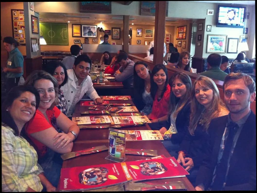 Bell Nacif com equipe de gerentes celebrando resultados.