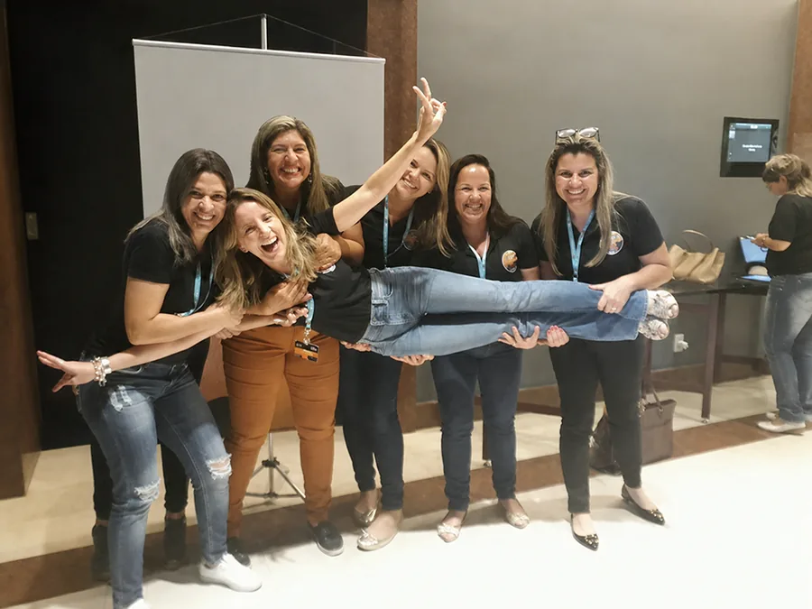 Bell Nacif com equipe em treinamento.