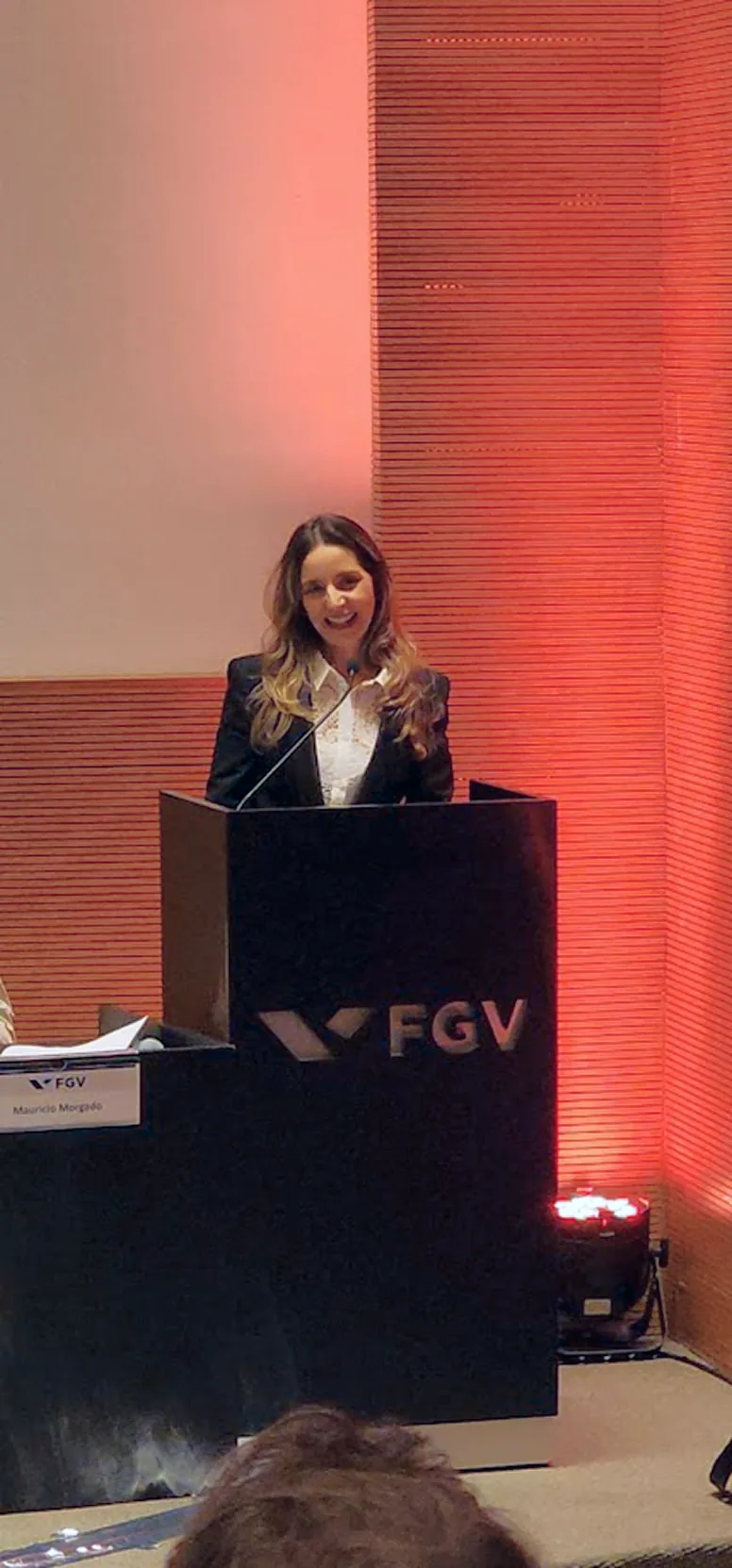 Bell Nacif discursando em cerimônia de colação de grau na FGV.