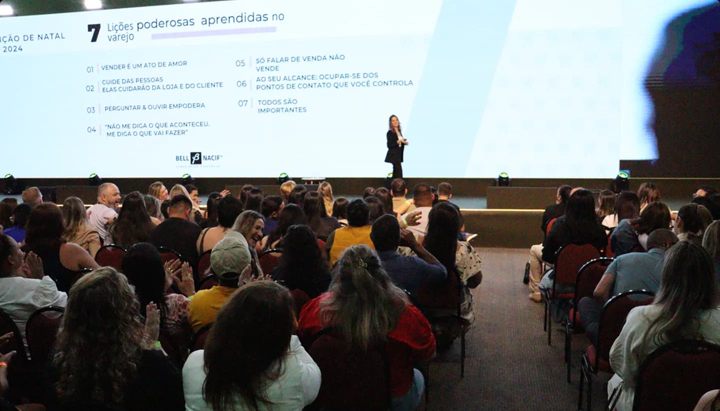 Bell Nacif em apresentação para uma plateia de profissionais do varejo.