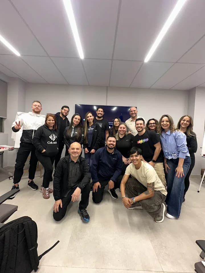 Equipe reunida após treinamento conduzido por Bell Nacif.