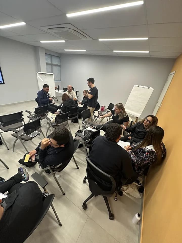 Grupo em treinamento de vendas em sala.