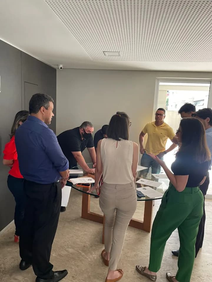 Equipe em dinâmica de treinamento.